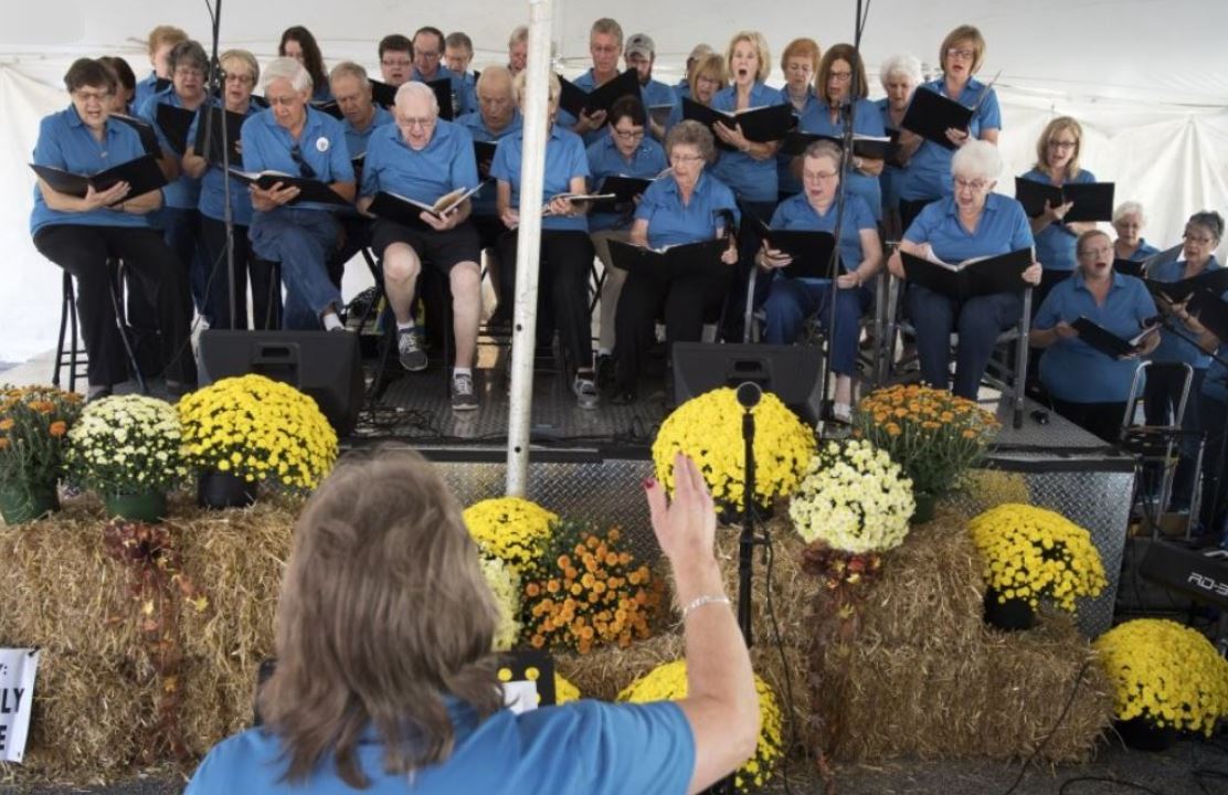 09/29/2018 HUNTINGBURG HERBSTFEST -- PAULA ALLES DIRECTING, HUNTINGBURG IN